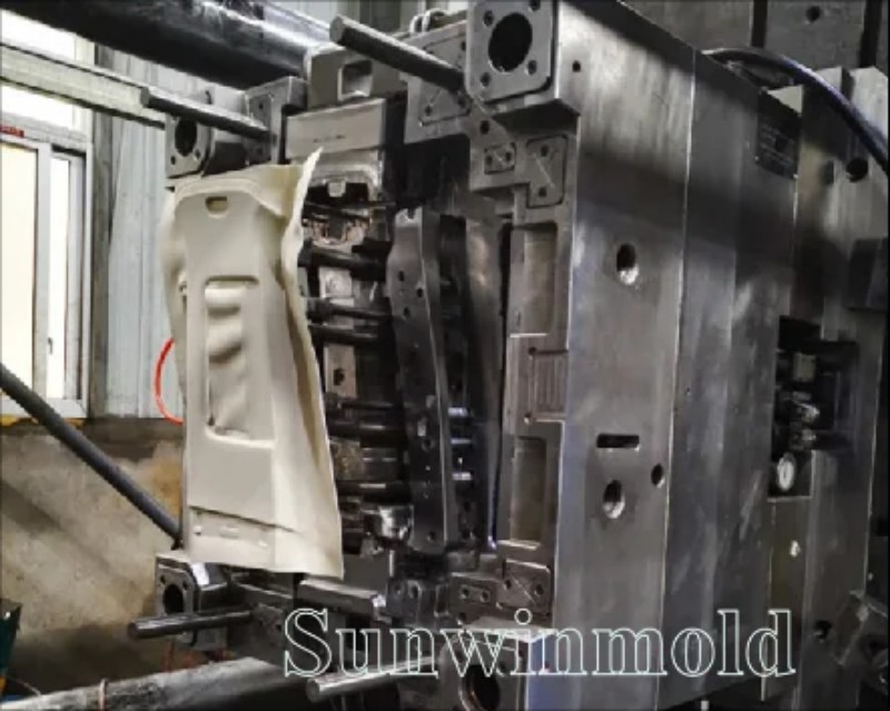 低壓注塑模具1