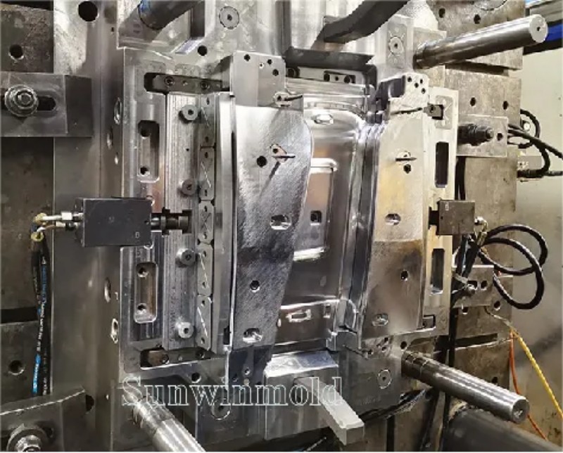 低壓注塑模具2